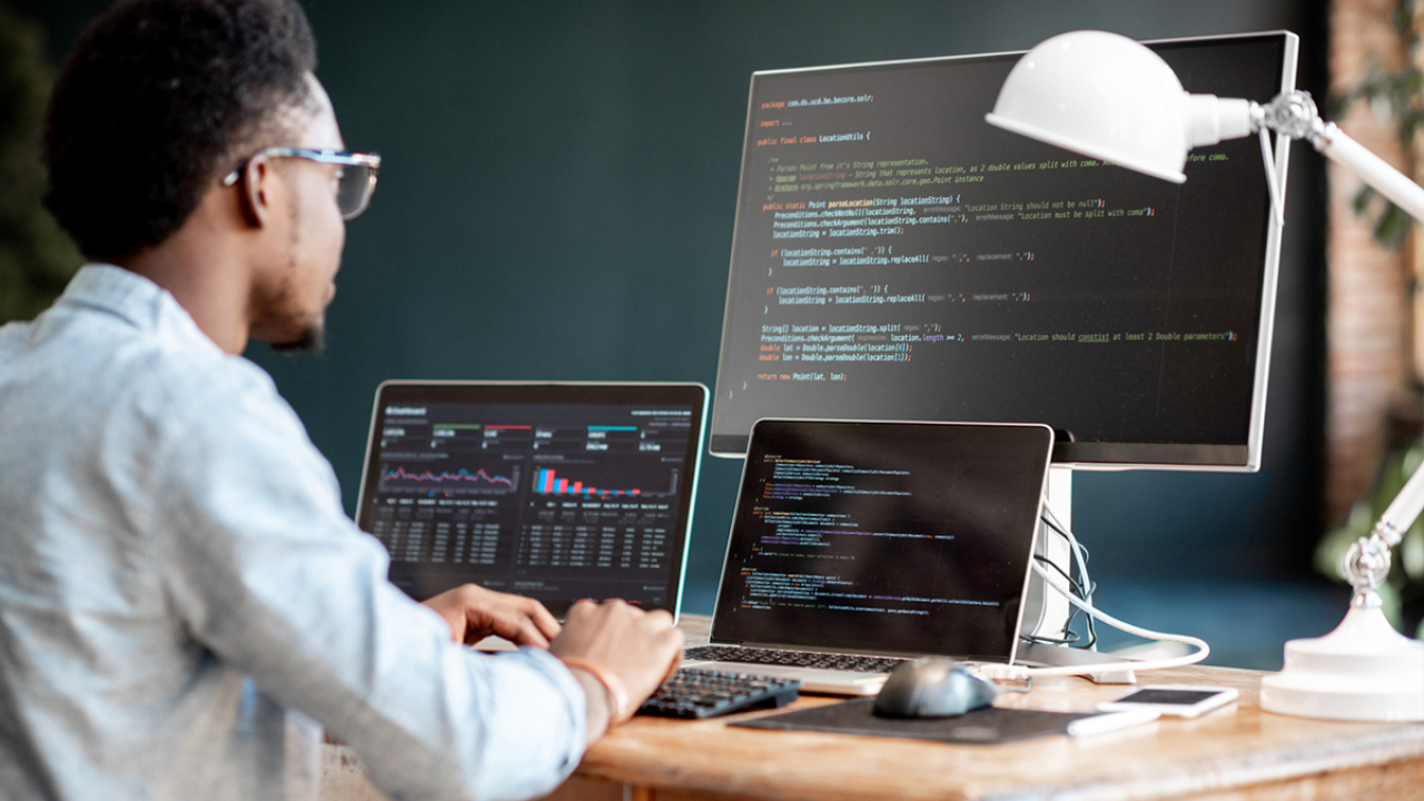 プログラマーの仕事内容を種類別に詳しく解説 平均 Udemy メディア