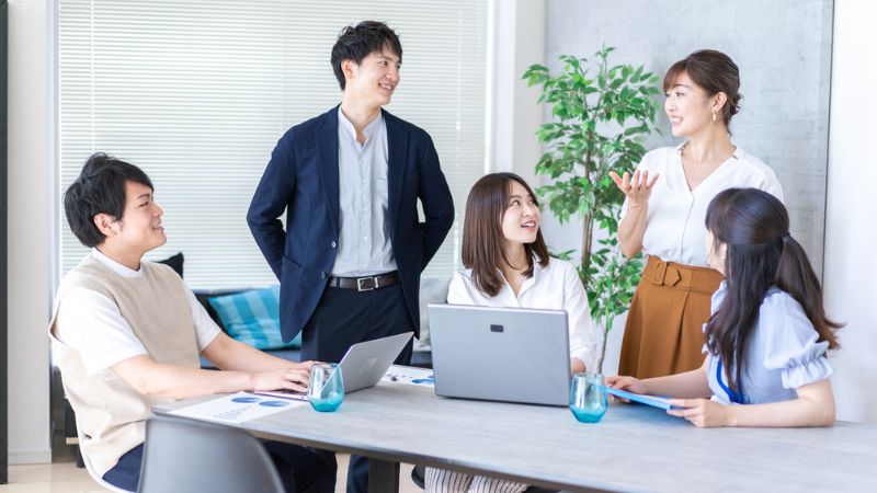 チームメンバーでコミュニケーションをとるイメージ